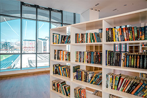 青岛新东方双语学校图书室