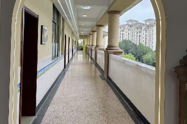 杭州英才學校教室外走廊