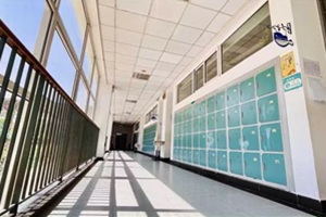 北京外國(guó)語(yǔ)大學(xué)外籍人員子女學(xué)校(地址：北外附校)走廊